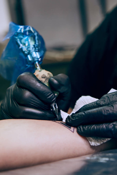 Profesjonalny tatuażysta robi tatuaż - Zdjęcie, obraz