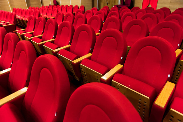 赤い椅子を空にする。撃たれたぞ。映画、演劇、講堂の椅子. - 写真・画像