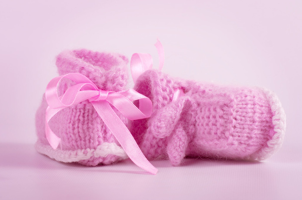 Stivaletti bambino a maglia su uno sfondo
 - Foto, immagini