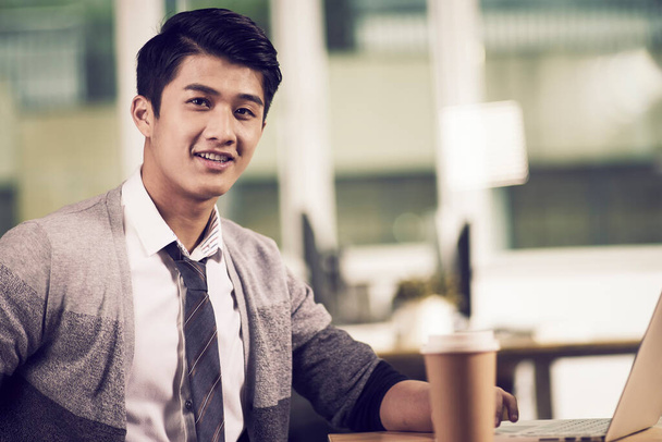joven asiático empresario hombre de negocios trabajando en oficina
 - Foto, Imagen