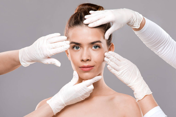 Atrakcyjna młoda kobieta leczona w klinice kosmetycznej - Zdjęcie, obraz