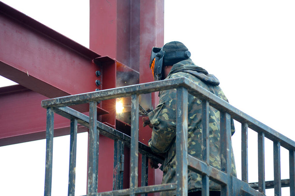 Työntekijä hitsaus metalli ruho kuorma asennettu hissi - Valokuva, kuva