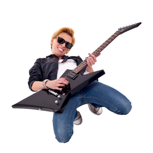 Mujer guitarrista tocando de rodillas
 - Foto, imagen