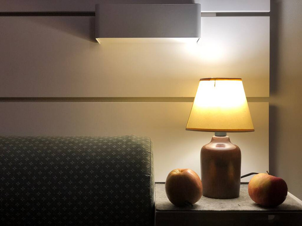 lampeggiante Lampada da tavolo con tazza da caffè con il letto in camera da letto sul tavolo - Foto, immagini