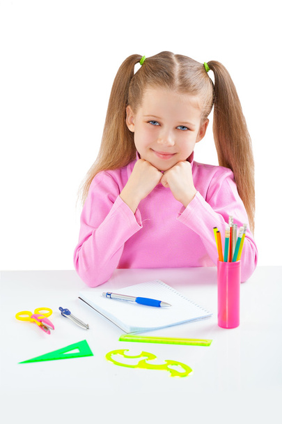 улыбающаяся школьница сидящая за столом
 - Фото, изображение