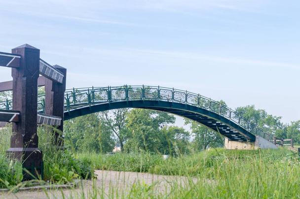 Demiryolu üzerinde asma kilitlerle halka açık gökyüzü köprüsü. - Fotoğraf, Görsel