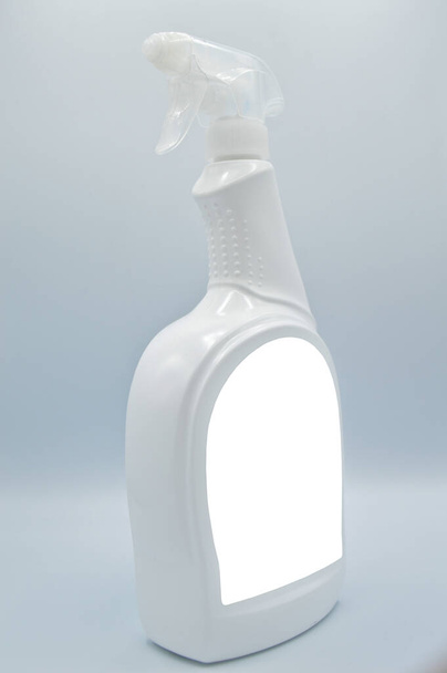 Λευκό χρώμα πλαστικό μπουκάλι απορρυπαντικό σπρέι. Καλλυντικό, δοχείο. Απομονωμένα σε λευκό φόντο - Φωτογραφία, εικόνα