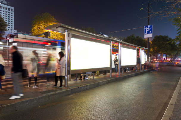 πίνακας διαφημίσεων σε στάση λεωφορείου - Φωτογραφία, εικόνα