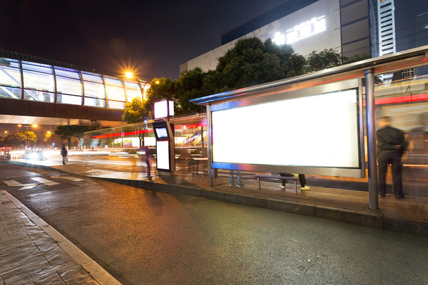 πίνακας διαφημίσεων σε στάση λεωφορείου - Φωτογραφία, εικόνα