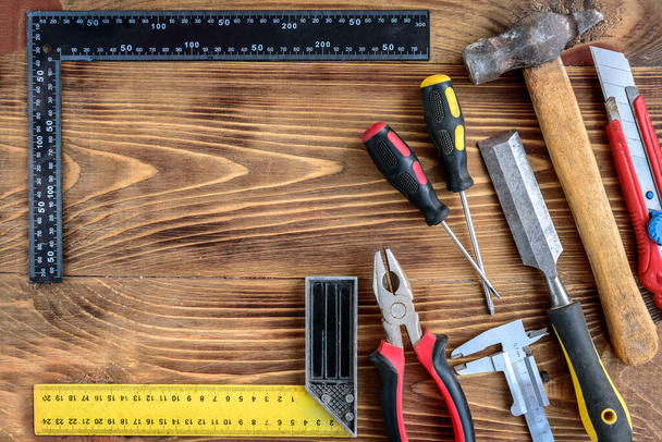Комплект строительных инструментов на темном деревянном столе с копировальным местом
. - Фото, изображение