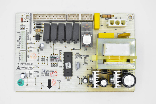 Placa de circuito electrónico de alta tecnología, aislada sobre fondo blanco
 - Foto, imagen