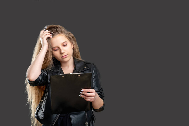 teen business troubled girl working clipboard - Foto, afbeelding