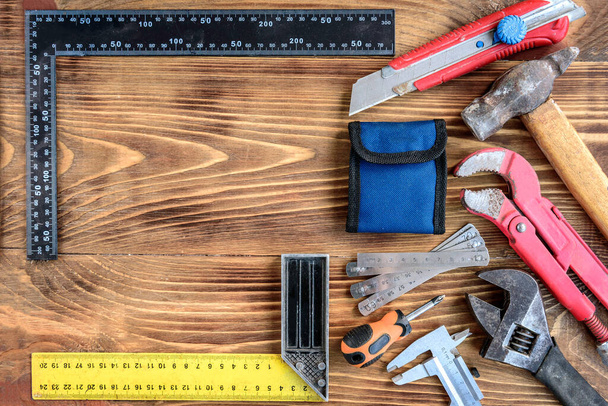 Ensemble d'outils de construction sur table en bois sombre avec espace de copie. - Photo, image