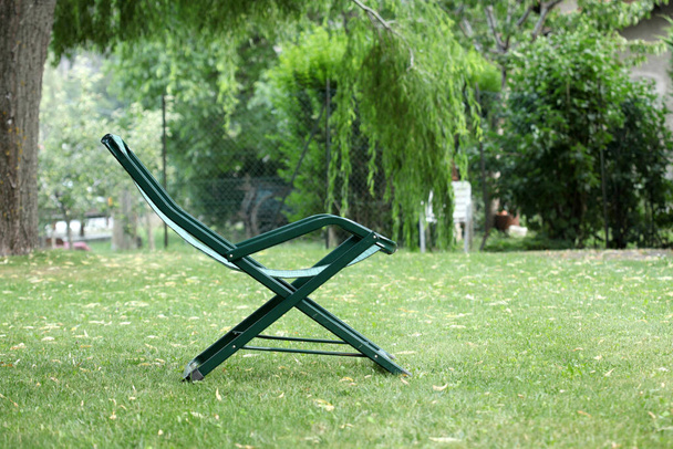 relax koncept: prázdná židle v zahradě při západu slunce s kopírovacím prostorem pro váš text - Fotografie, Obrázek