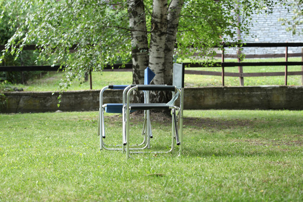 concept relax : deux chaises vides dans un jardin au coucher du soleil avec espace de copie pour votre texte - Photo, image