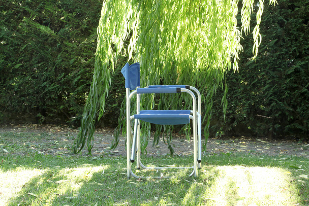 relax concept: cadeira vazia em um jardim ao pôr do sol com espaço de cópia para o seu texto
 - Foto, Imagem