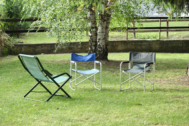 концепція розслаблення: три порожні стільці в саду на заході сонця з місцем для тексту
 - Фото, зображення