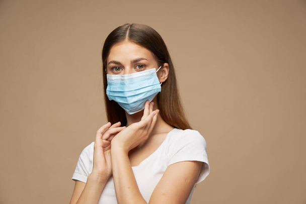 Jolie femme en chemise blanche dans un masque de protection santé - Photo, image