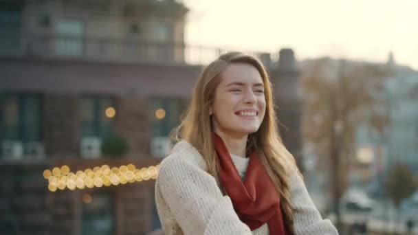 Boldog nő ugrál a szabadban. Izgalmas lány forog a városi háttérben. - Felvétel, videó