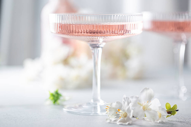Pink cosmopolitan cocktail - Foto, afbeelding