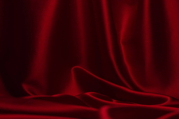 Piros selyem vagy szatén luxus szövet textúra használható elvont háttér. Felülnézet - Fotó, kép