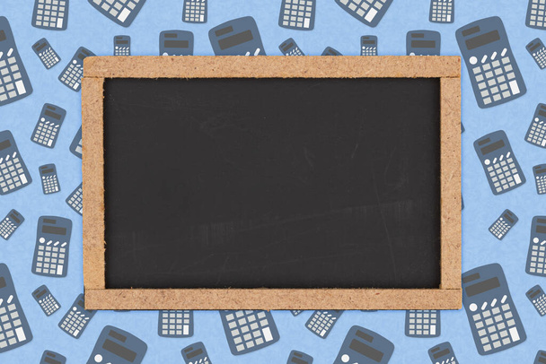 Leeres Grunge-Tafelschild mit Holzrahmen mit Taschenrechner und Papierhintergrund - Foto, Bild