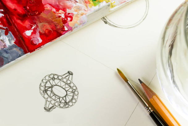  Zeichnen Schmuckdesign. Skizzenschmuck auf Papier zeichnen. Design Studio. Ideen zur Kreativität. - Foto, Bild