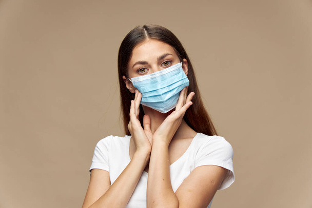 Mujer bonita ropa de moda en una máscara facial covid-19 epidemia
 - Foto, imagen
