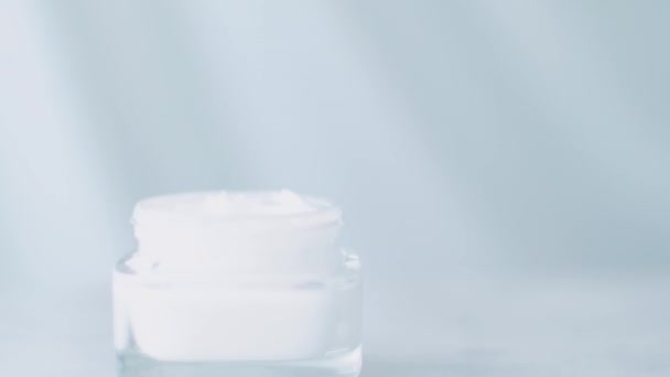 Producto de cuidado de la piel en el spa, frasco de crema facial o de manos para una rutina de cuidado de la piel saludable, cosmética orgánica y marca de belleza - Metraje, vídeo