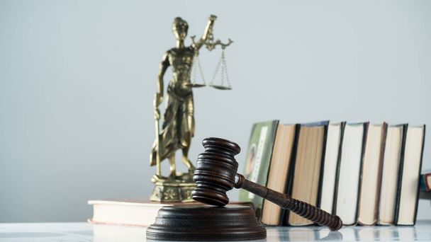 Standbeeld van Justitie. Nauwkeurige weergave van vrouwelijk recht of rechtvaardiging  - Foto, afbeelding