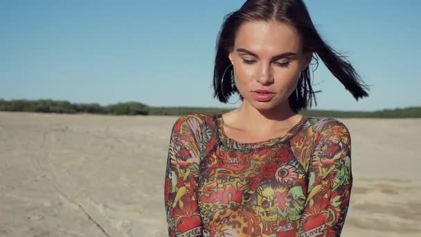 Αισθησιακή νεαρή κοπέλα στην παραλία - Πλάνα, βίντεο