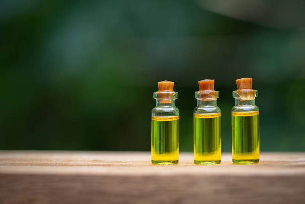 CBD olie hennep producten, Medicinale cannabis met extract olie in een fles. Medicinaal cannabisconcept - Foto, afbeelding