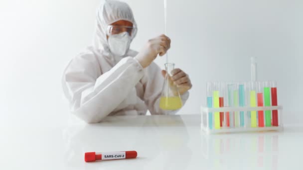 Scientist in PPE working in lab making microbiology research against virus - Filmagem, Vídeo