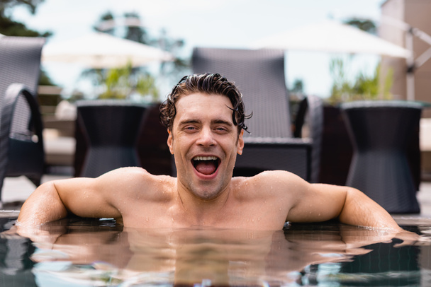 ενθουσιασμένοι και υγρό άνθρωπος κοιτάζοντας κάμερα στην πισίνα  - Φωτογραφία, εικόνα