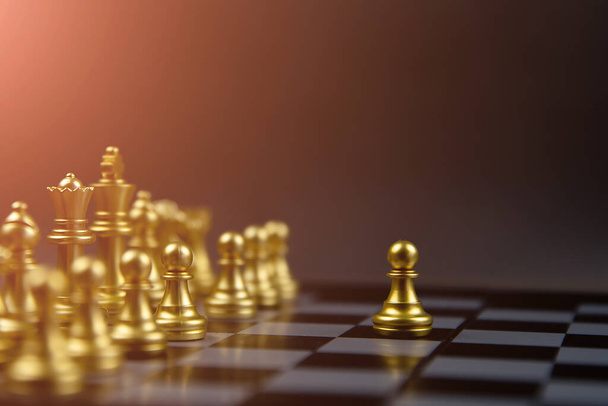 A sakk, ami kilépett a sorból, a vezetés és az üzleti stratégiai terv fogalma.. - Fotó, kép