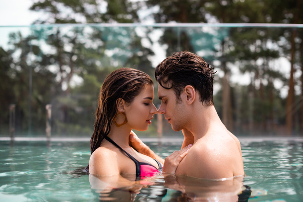 profil de couple avec les yeux fermés dans la piscine - Photo, image