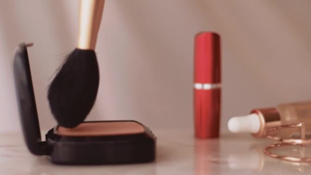 Schicke Make-up-Produkte auf Marmortisch, Puder, Lippenstift und Pinsel als Hintergrund für Kosmetik- und Schönheitsmarken - Filmmaterial, Video