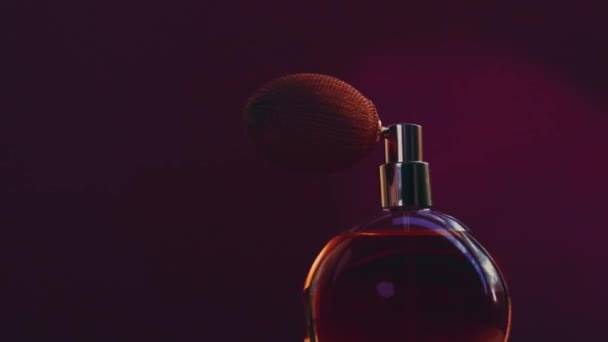 Винтажные духи бутылки и яркие светлые вспышки на темном фоне, гламурный аромат как роскошный парфюмерный продукт для косметической и косметической марки - Кадры, видео
