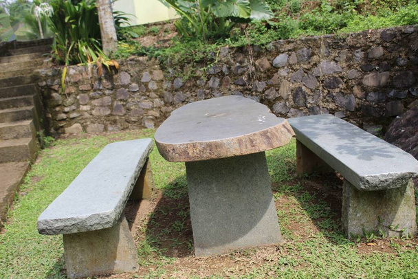 Mesas e cadeiras feitas de grande pedra natural. Pedra idade cadeiras e mesas
 - Foto, Imagem