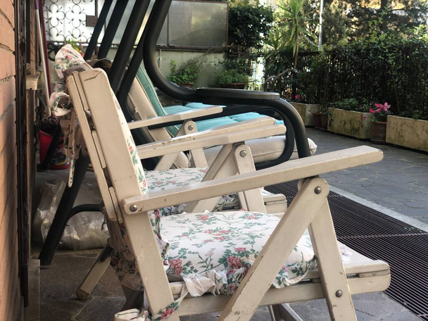 fa székek az otthoni gyepen - Fotó, kép
