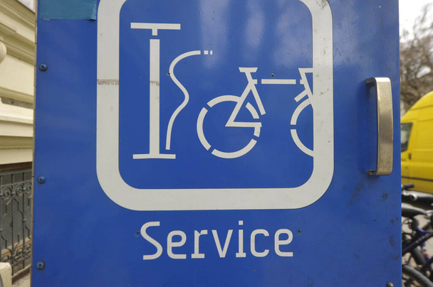 polkupyörän itsepalveluaseman merkki, valkoinen kuvamerkki ja sininen tausta - Valokuva, kuva