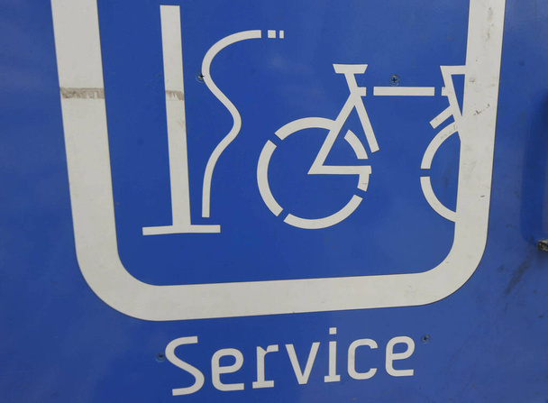 znak stacji samoobsługowej roweru, biały piktogram i niebieskie tło - Zdjęcie, obraz