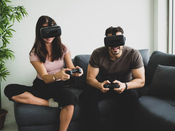 Herní koncept, Pár hraní videoher s brýlemi virtuální reality ve svém bytě - Veselí lidé baví s novými trendy technologie, pobyt na hone, Corona virus, Covid-19 - Fotografie, Obrázek