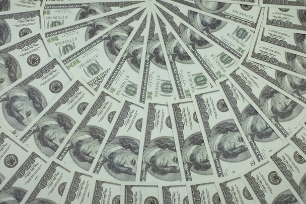 Grupa stos pieniędzy 100 dolarów banknotów dużo jest ułożone w pięknym - Zdjęcie, obraz