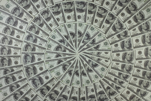 Gruppo di banconote da 100 dollari americani un sacco di è organizzato in un bellissimo cerchio  - Foto, immagini