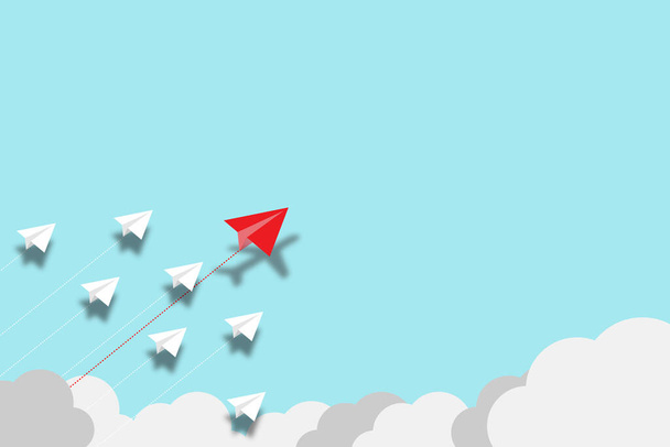Rotes Papierflugzeug fliegt störend mit weißem Papierflugzeug auf blauem Hintergrund. Lift und unternehmerische Kreativität neue Idee zur Entdeckung der Innovationstechnologie. - Foto, Bild