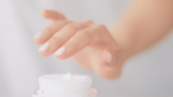 Naturalna pielęgnacja skóry, kobieta stosująca krem nawilżający do rąk lub balsam do ciała dla zdrowej skóry, kosmetyczny produkt organiczny i luksusową markę urody - Materiał filmowy, wideo