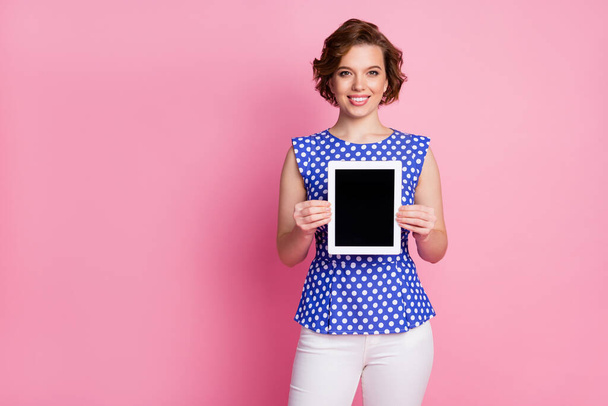 Portrait of her she nice-looking attractive lovely pretty glad content cheerful cheery wavy-haired girl showing black digital screen ebook browsing web isolated on pink pastel color background - Foto, imagen