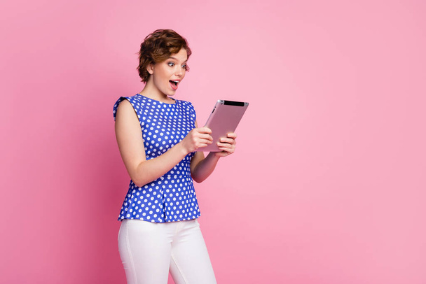 Portrait of her she nice-looking attractive lovely pretty glad amazed impressed addicted cheerful cheery wavy-haired girl using ebook browsing web isolated on pink pastel color background - Foto, imagen