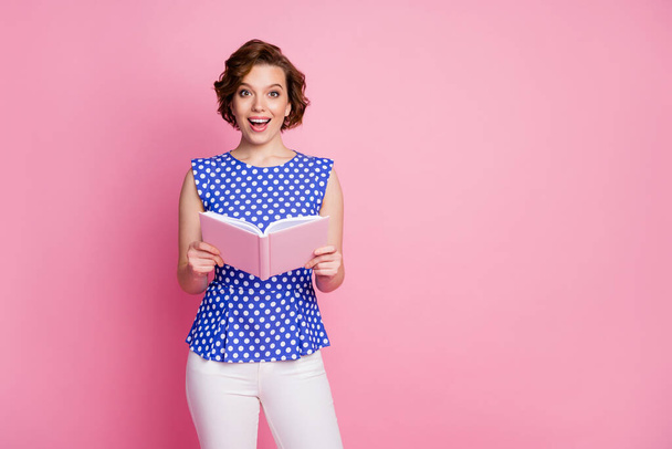 Portrait of her she nice-looking attractive lovely charming amazed impressed cheerful cheery glad wavy-haired girl reading diary literature isolated on pink pastel color background - Foto, Imagen